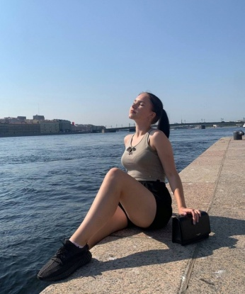 Встречи со мной - это настоящий коктейль страсти и наслаждения! 💋
Я живу в Москве, где тебе будут доступны все мои незабываемые услуги. В моем репертуаре - широкий выбор развлечений, от классического эскорта до острых фантазий. Ты можешь рассчитывать на профессиональный массаж, виртуозные игры с ролевыми костюмами и многое другое. 😉
Мои фото говорят сами за себя - я стильная и сексуальная, с привлекательными формами, которые притягивают взгляды мужчин. Но помимо внешней привлекательности, я обладаю искренней добротой и интеллектом, что делает наши встречи по-настоящему запоминающимися. 💫
Многочисленные отзывы о моих услугах свидетельствуют о высочайшем уровне моего сервиса и способности доставить тебе незабываемое удовольствие. Все встречи со мной - чисто конфиденциальны и предлагаются только состоятельным и заботливым джентльменам.
Не упускай возможность окунуться в мир наслаждения и удовольствия вместе со мной. Жду твоего звоночка для устройства качественного отдыха и релаксации. 📞💕 Людмила
